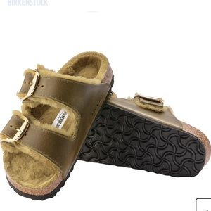 BIRKENSTOCK WOMEN'S ARIZONA BIG BUCKLE SHEARLING SANDAL - OILED LEATHER